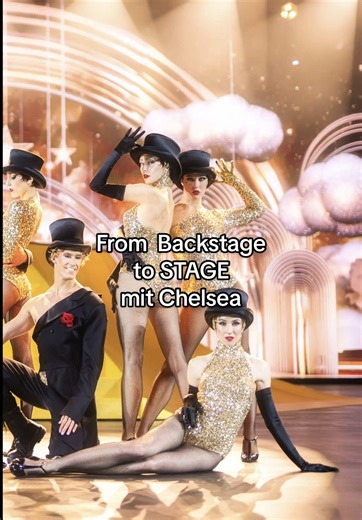 #FromBACKSTAGEtoStage Seit 2018 ist Chelsea Balletttänzerin am Palast – mit einer klaren Linie, starker Technik und feinem künstlerischem Gespür. Ihr Tag beginnt an der Barre. Pliés, Tendus, Dégagés – Jede Kombination schult Koordination, Musikalität und Ausdruck. Technik ist für sie kein Selbstzweck, sondern die Grundlage für Freiheit in der Bewegung 😍 Unsere Grand Show BLINDED by DELIGHT erfüllt Chelsea einen besonderen Bühnenmoment ihrer Karriere: In intensiven Flugproben verband sie ihre kl