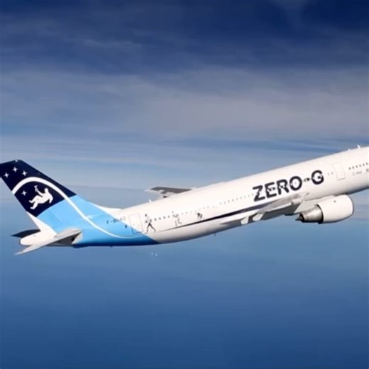 This Airbus A300 Zero-G simulates space-like weightlessness using parabolic flight, giving passengers 20-30 seconds of zero gravity per maneuver used for astronaut training and research.📹: megaaviation