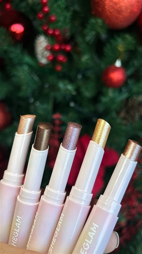 Un solo swipe… y el look queda ✨😍 Los Crystal Jelly Glaze Stick de Shiglam son magia pura en barra. Acabado húmedo, brillo intenso tipo glitter ✨ Se adhieren perfecto a la piel, no se caen, no se mueven y hacen que el maquillaje se vea pro trabajado, aunque lo hiciste en minutos 😉 💫 Usalos como: • Sombra de ojos • Iluminador facial • Pop de brillo en los labios Ideal para fiestas, cenas navideñas 🎄✨ o cuando querés verte WOW sin complicarte. 💬 Decime en comentarios: ¿Lo usarías más en ojos,