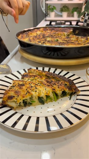 Semra on Instagram: "Ispanaklı Börek ❤️🌷Tarif ekli👇 5 adet yufka 500 gr ıspanak Yarım çay bardağı zeytinyağ yada sıvıyağ 1 büyük soğan Sosu için 1.5 su bardağı süt 1 su bardağı yoğurt 1 yemek kaşığı un 1 çay bardağı sıvıyağ 1 yumurta 🥚 (Kalan sosa ilave üzerine sürmek için ) Hazırlık Ispanakları yıkayıp ince kıyım doğrayalım.İyice suyunu süzelim. Tavaya zeytinyağ alıp doğranmış soğanı kavuralım kavrulmuş soğana baharatları ekleyip ıspanakla harmanlayalım Sosunu hazırlayalım. Bütün sos malzeme