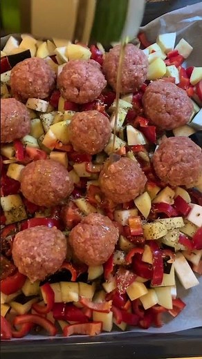 Hackfleischbällchen, Paprika, Auberginen, Tomaten und Kartoffeln-lecker und schnell mit Mozarella