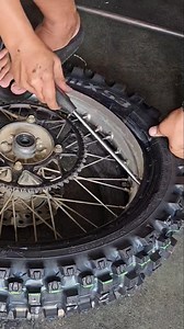 Rim lock installation guide para sa mga kuripot #diy #rimlock #tirelock #installation #tutorial #enduro #dirtbike #KLX140RF | Listomoto videos