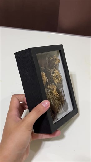 Stunning Flower Frame with Transparent Glass