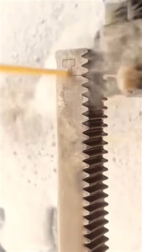 ワイヤ放電加工でT形の嵌合ジョイントを切る|重工業の精密加工 #ギヤラック #ワイヤ放電加工 #機械加工 #重工業 #金属加工