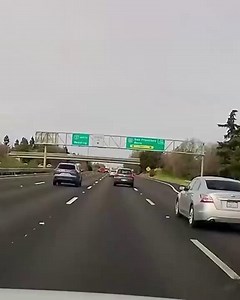 41K views · 160 reactions | Eine Dashcam hielt in Sacramento, Kalifornien einen schlimmen Unfall fest. Ein Auto stürzte von einer Überführung auf die Autobahn Interstate 5.  | 20 Minuten | Facebook