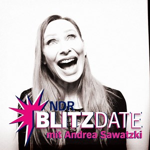 Was ist das Beste an Männern, Andrea Sawatzki? Die 58-Jährige über Yoga, ihr Lieblingsgericht und ein ganz besonderes Buch, das sie zum Weinen bringt. Willkommen im #Blitzdate! 📸 | NDR Talk Show
