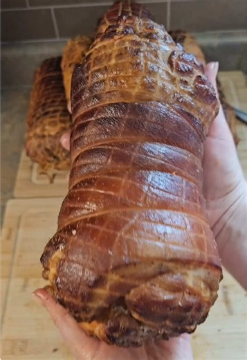 Porchetta done the Bradley Smoker way. 🍖🔥 This pork shoulder was deboned, seasoned, tied, and slow-smoked at 120°C until it reached the perfect 72–75°C internal temp. @tintartreats used hickory bisquettes (a classic for pork), smoking for 1 hour 40 minutes across a 4-hour cook. After a cold rest, the flavor is unbeatable—ideal for slicing, storing, or freezing for later. Winter cooking doesn’t get better than this.