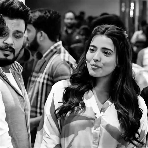 KANNA on Instagram: "日本利用压电瓷砖将脚步转化为电能。这些瓷砖捕捉来自你脚步 的动能。当你行走时,你的重量和动作会对瓷砖产生压力。瓷砖会 轻微弯曲,从而产生机械应力。瓷砖内部的压电材料将这种应力转 化为电能。每一步都会产生少量电荷,而数百万步结合在一起就能 产生足够的电力来驱动LED灯、数字显示屏和传感器。在像涩谷 车站这样繁忙的地方,每天大约有240万个脚步为这一系统作出贡 献。这些电能可以被储存或立即使用,从而减少对传统电力来源的 依赖,并支持可持续的城市基础设施。这种方法将日常运动转化为 实用的可再生能源。#日本 #知识 #事实#你知道吗#推荐 #科技 创新 #历史 #技术 #实验 #热门"