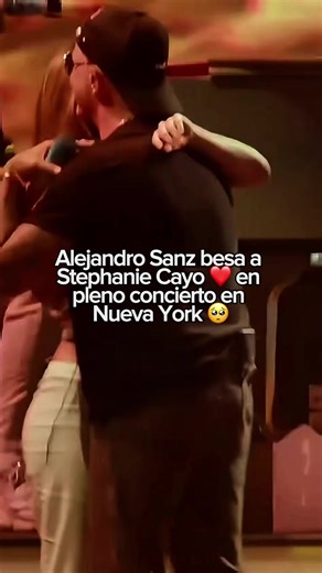 Alejandro Sanz convirtió su concierto en Brooklyn en algo más que música: junto a Stephanie Cayo, protagonizó un beso que hizo vibrar al público y desató reacciones en redes 💋 ✨ ¿Ya viste el momento? #alejandrosanz #StephanieCayo #video #fyp #activatv