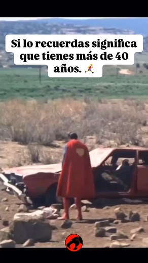 ¿Recuerdas la icónica escena de Superman volando alrededor de la Tierra para retroceder el tiempo? Esto ocurre en “Superman: La Película” (1978), dirigida por Richard Donner y protagonizada por Christopher Reeve como el Hombre de Acero. En el clímax del filme, Superman enfrenta un momento desgarrador al llegar demasiado tarde para salvar a Lois Lane después de un terremoto causado por el plan de Lex Luthor. En un acto desesperado, decide usar sus poderes al máximo: comienza a volar alrededor del