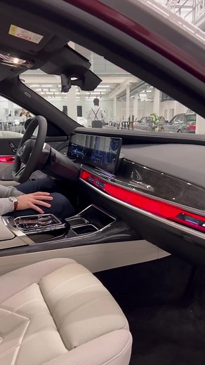 Explore the Luxury BMW i7 Interior Features
