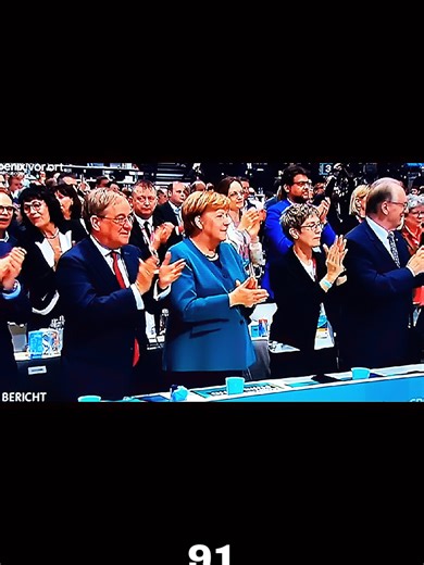 Merz zum Parteichef widergewählt – Merkel verlässt den Saal