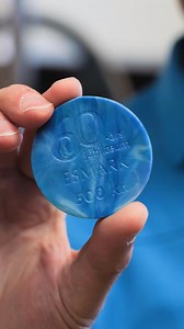 En mønt med mening! 💙 I anledning af Esmarks 60-års jubilæum sender vi en særlig mønt i havplast ud til vores husejere. Den har en værdi af 500 kr. og kan bruges hos lokale restauranter og caféer langs Vestkysten – som en lille tak for fællesskabet og kærligheden til kysten. | Esmark Feriehusudlejning