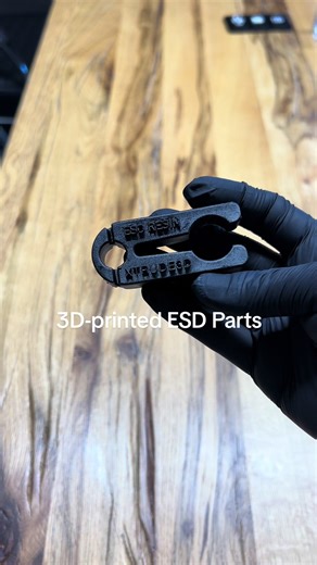 Defekte Elektronik hat viele Ursachen, eine davon wird im Alltag oft unterschätzt: ESD Elektrostatische Entladungen entstehen schneller, als man denkt: beim Handling, beim Ablegen, bei Prüf- oder Montageprozessen. Das Problem: Die Schäden sind häufig nicht sichtbar, zeigen sich aber später als Ausfälle oder unerklärliche Fehler. Im Reel seht ihr ein Musterbauteil aus ESD Resin, gefertigt im SLA-3D-Druck. Solche Materialien ermöglichen es, ESD-sichere Gehäuse, Vorrichtungen oder Hilfsmittel flexi