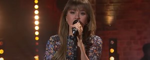 Kelly Clarkson Stuns Crowd With Heartbreaking Performance of Reba’s McEntire's “Till You Love Me”