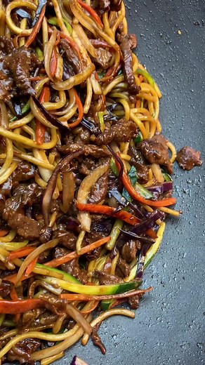 My go-to noodle recipe. You can use any protein or veggie you like and have on hand. A simple 1 pan dinner for just yourself or an entire family. Xoxo 💋 #noodles #noodlerecipe #easydinner #easydinnerideas #noodlelover #quickandeasyrecipes #quickandeasymeals #beefitswhatsfordinner #beef #beefrecipes #onepanmeal #onepotmeal #quickdinner #quickdinnerideas #oodlesofnoodles #chowmein #beefchowmein #chowmeinnoodles | cookinganuway