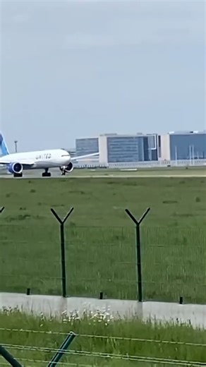 You can fly back in time from 2026 to 2025 with United Airlines ⏰ On January 1st, 2026, United flights 200 and 810 depart from Guam and Manila respectively, fly across the international date line to their final destinations of Honolulu and San Francisco. These flights will arrive within hours of the New Year celebrations in both respective regions. Have you ever celebrated New Years on an airplane? Let us know in the comments. #airlines #aviation #aviationdaily #aviationlovers #avgeek | Your Wee