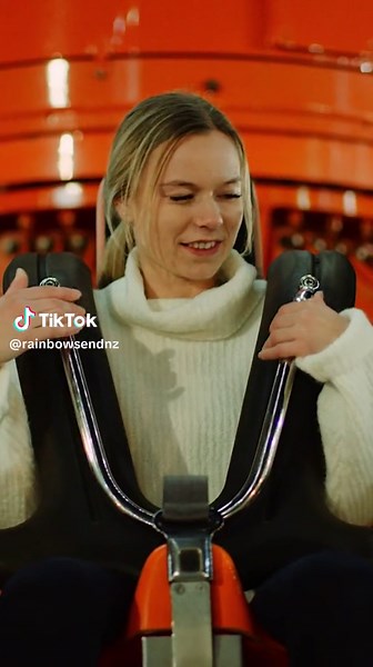 Have you ever braved the Stratosfear at night? If this ride alone wasn't exhilarating enough, imagine the added thrill of soaring through the night sky! 🌙 Don't miss out on the Winter Lights Night Rides happening on Saturdays, July 15, 22, 29, and August 5. #madetothrill #thrillrides #themeparklife #rainbowsend