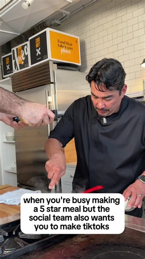 LET HIM COOOOOK!!! (and let us film it 🤪) #CookUnity #ComfortFood #FoodTok #cheftok #macncheese @Chef Jose Garces