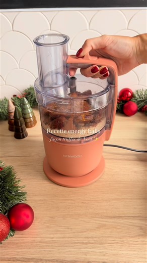 Une recette parfaite pour la saison, qui vous fera patienter avant Noël. 🤭 Ces energy balls sont très simples à réaliser à l'aide du MultiPro Go... et c'est aussi une belle idée cadeau (on pose ça là...) ! Pour en savoir plus sur le MultiPro Go : https://bit.ly/4ryEYcQ Ingrédients : - 200 g de dattes dénoyautées (trempées dans l’eau en amont et bien égouttées) - 80g de noisettes - 2 c. à soupe de cacao - 1 c. à soupe de purée de noisette - Zeste d’un orange - 1 c. à café de sirop d’érable (facu