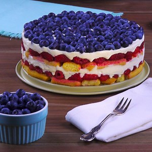 Un dessert frais et raffiné : Gâteau de boudoirs aux fruits des bois Retrouvez toutes les instructions ici : https://youtu.be/s-zE7wYTB0s | Bon Ap’