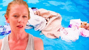 8.3M views · 85K reactions | Esta mujer prefiere lavar la ropa de sus hijos a mano en la piscina en lugar de usar una lavadora para ahorrar dinero #TacañosExtremos | TLC Latinoamérica | Facebook