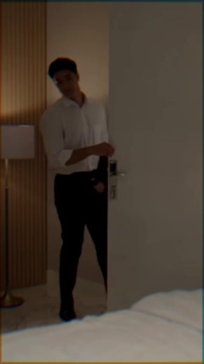 Trian dan Kemeja Putih yang Menawan