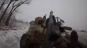 用小口径武器射击追赶他们的FPV 无人机