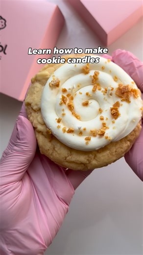 Slice of Candle 🇺🇸 on Instagram: "🍰✨ MAKE DESSERT-LOOK CANDLES IN JUST 2 DAYS! ✨🕯️ Ever wanted to create dessert candles—even if you’ve never made candles before? This 2-day SOC Dessert Candle Master Course teaches you everything from the basics to advanced textures using exclusive recipes & pro tips 💡 🗓 2-Day Online Workshop 11 AM USA EST January 16 and 17 ⏱ 4–5 hours each day 🎥 Fully recordable (replay anytime!) ✅ Pure skills + techniques 👇 YOU’LL LEARN TO MAKE: 🎂 Layered cake candles