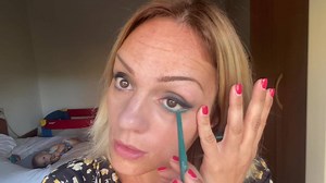 720K views · 10K reactions | Buongiorno Amiche, ancora un tutorial dalla mia settimana di vacanze! E’ di ieri sera, ma riesco a metterlo solo ora 藍 Come MI PREPARO IN 5 MINUTI  Per gli occhi ho usato queste sue matite Matita nera https://amzn.to/3gId1tK Matita verde https://amzn.to/3iMjLZy Blush https://amzn.to/3f4R1Jf Un bacio a tutte voi ❤️ | Marianna Zambenedetti | Facebook