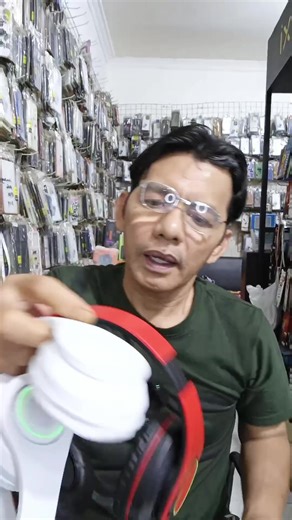 Deskripsi B39 Bluetooth Wireless Headphone Headset TWS Bluetooth 5.0 with Mikrofon HiFi Bass RGB LED Light Suitable untuk semua perangkat dengan Bluetooth. Headphone Bluetooth Wirelss Headset B39 Headphone Bluetooth Wireless Headset dengan bentuk yang bagus dan ringan, mudah di sesuaikan dengan ukuran kepala masing-masing. Cara Penggunaan: * Tekan dan tahan tombol Power / M selama 5 detik * Nyalakan Bluetooth perangkat yang akan di sambungkan. * Sambungkan earphone B39 ke perangkat anda. * Untuk