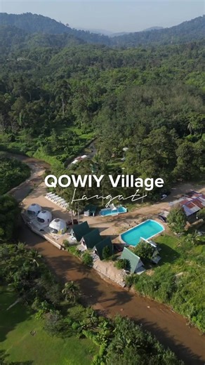 Cantiknya view dari atas 🥹 betul - betul staycation dalam nature ni dalam kebun buah & sungai. Buat siapa yang nak membayangkan layout QOWIY Village Langat, boleh la save video ni ya 🥰 Dari Julai ke atas, kita dah nak buka cafe dalam resort, tambah aktiviti & buah rambutan pulasan pun dah otw nak masak! & kapasiti pun akan boleh muat > 80 pax. Sesuai untuk family day & group booking! 🤩 #qowiyvillage #qowiyvillagelangat #qowiyresort #hululangat #fyp #tiktokmalaysia #glamping #healing