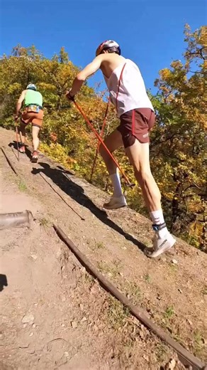 LES GENOUX DANS LE GIF on Instagram: "LE TREMBLEMENT DE TERRE. Le 18 octobre 2025, la terre tremble du côté de la Suisse. L’atroce Kilomètre Vertical de Fully (1,9KM / 1000M de dénivelé positif) est avalé en 27 minutes et 21 secondes par la fusée @remi_bonnet. Vitesse ascensionnelle : 2183m/h. DÉLIRANT. Ce record du monde ne sera jamais battu sauf peut-être si un alien vient sur notre Terre et décide de le tenter. • 📖 Notre livre sur une autre extraterrestre, Courtney Dauwalter, est disponible.
