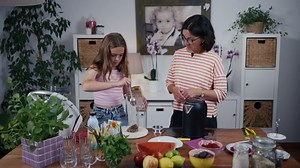 Gesunder Snack von den Ernährungs-Docs: Energy-Balls mit Kokos und Himbeeren