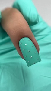 Verdele ăsta are gust de mojito și chef de vară! Dacă și unghiile tale cer un refresh, știi ce ai de făcut. Dă-i save și spune-mi în comentarii: yay or nay? | DBella Nails