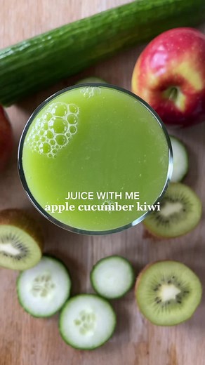 🥝🥒🍎 recipe ⬇️ You’ll love this hydrating refreshing sweet and tart juice. Not only is it refreshing but these fruits and veggies are packed with so many benefits and nutrients. Use code JEANETTE10 for 💸 $55 off J2 Juicer! 2 cucumbers 3 kiwis 1 apple 25 oz 💚Cucumber: Helps support body detoxification, support skin health (glowy skin), helps balance hormones, supports hydration. Reduce bloating and swelling (anti-inflammatory) and more. 🍎Apples: packed with vitamin C- help support immune sys