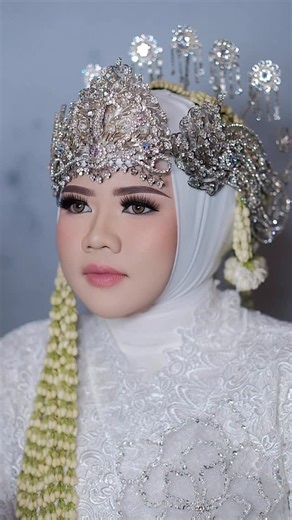Iis Yunerli on Instagram: "Salfok kemana genks ?? 🥰🙏🏻 Samawa ya syg @tinurr14_ 🫶🏻 Makeup & Gown by @gallery_iisyunerli WO @senjani.wo MC @faton_mc FG @fajar.ramadhan22 WCC @konteninkamu Team @rtirmaa_makeup @citracocuit @desi.iskandar.79 @nolly_hennaart @khansaannisa_"