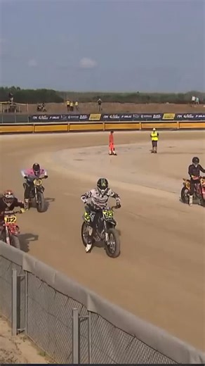Bar-to-bar battle for the place in the final!🤯🔥 #fimflattrack #flattrack #flattrackracing #motorcycleracing #motorcycle #racing | FIM Flat Track World Championship