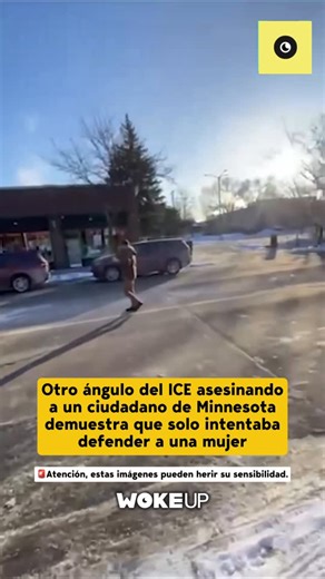 WOKEUP on Instagram: "El hombre abatido por el ICE parece intentar ayudar a una mujer a levantarse. Seguridad Nacional afirma falsamente que el hombre «se acercó a los agentes de la Patrulla Fronteriza de EE. UU. con una pistola semiautomática de 9 mm». Las imágenes demuestran que no es cierto. #ICE #Trump #ISA #ÚltimaHora #Noticias"