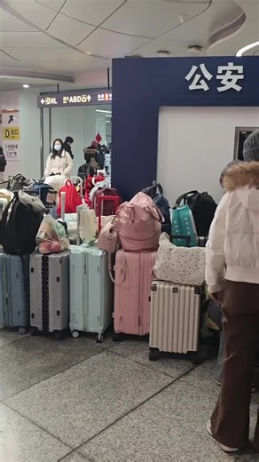 坐高鐵返工路上堵車看到老家河南的溫暖！明明禁止存放，但是大家仍然存放！人民群眾的眼睛是雪亮的！#河南 #鄭州 #火車站 #老家河南 #人民群眾 #警察 #熟視無睹 Take the high-speed rail to return to work and see the warmth of Henan on the way to traffic jam! Obviously forbids to store, but everybody still stores! The people's eyes are bright! #Henan #Zhengzhou #Railway Station #Home Henan #People #Police #Turn a blind eye