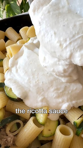 238K views · 2.1K reactions | Italian Zucchini Pasta with Sausage Get recipe: https://hilltoprecipes.com/zucchini-pasta/ Zucchini get sautéed with sausage and garlic until they soak up all the flavor. Add ricotta and a bit of pasta water, and you've got a creamy, rich sauce with zero fuss—no cream, no flour, nothing fancy. #zucchini #italianrecipes #easydinnerideas | Hilltop Recipes | Facebook