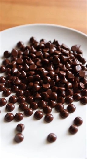 Homemade chocolate chips 🍫 This recipe is for 80% dark chocolate chips. If you want it sweeter just put less cocoa and more sugar so 60g sugar 20g cocoa. Chocolate chips 🍫 60g cacao 20g impalpable sugar or any other powdered sweetener 1 egg white (use pasteurized whites that come in a can) #homemade #chocolate #caseroe | Alexander Jai