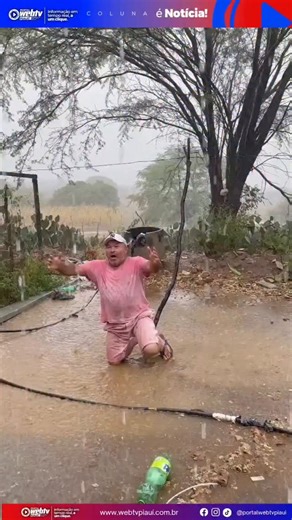 Portal Web Tv Piauí on Instagram: "Um momento de fé e gratidão emocionou milhares de pessoas nas redes sociais. Um nordestino foi flagrado ajoelhado, agradecendo a Deus pela chuva que caiu após um período de espera, e a cena rapidamente viralizou pela forte carga de emoção. O gesto simples, mas cheio de significado, tocou internautas de todo o país, que destacaram a fé, a esperança e a importância da chuva para o povo nordestino, especialmente para quem vive da terra. O vídeo se espalhou como sí