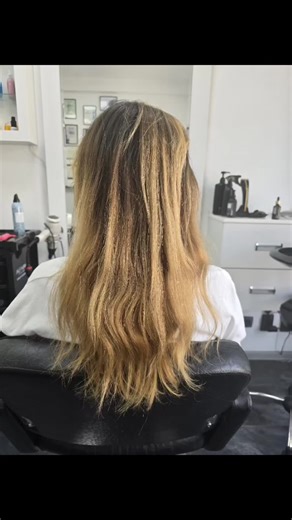 Promena boje kose može biti jednostavan, ali efektan način da osvežiš svoj izgled i uneseš novinu u svakodnevicu. Nova nijansa često donosi osećaj svežine, samopouzdanja i promene, bilo da se odlučiš za suptilne pramenove ili potpunu transformaciju. Topliji tonovi mogu uneti više sjaja licu, dok hladnije nijanse dodaju sofisticiranost. Bilo da pratiš trendove ili biraš boju prema svom stilu, osvežena boja kose može potpuno revitalizovati tvoj celokupni izgled.