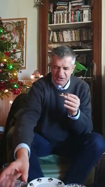 « Je suis ton frère et ton fils… »🦜 Le pull de Noël est disponible seulement une semaine sur la boutique !🎄🎅🏼