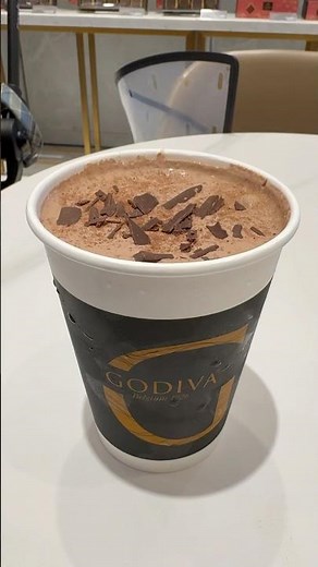 官心你的食衣住行育樂🍦 2025年5月2日 台中🍨夏天吃起來 GODIVA lalaport 開心果拿鐵 霜淇淋 巧克力 ice cream 手工巧克力捲片 刨花 chocolate chocolat