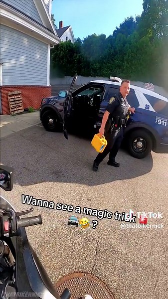 Gotta love messing with cops 🤣🚨❤️#police #motorcycle #biker #motorcycles #fyp #trending #joke #prank #comedy #laugh #haha