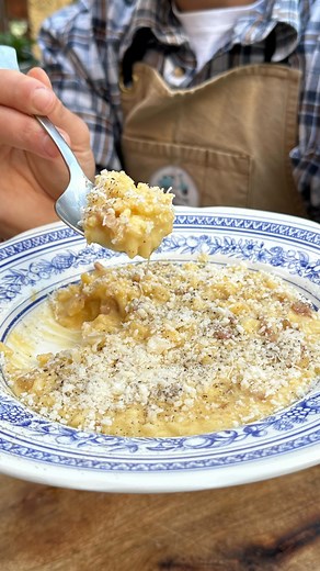 This recipe combines two of my favourite things, carbonara and risotto 🙌 The arborio rice together with the eggs and guanciale creates a creamy, comforting dish that’s packed full of flavour. All the traditional carbonara elements are here to produce the risotto you didn’t know you needed! Here are the ingredients 👇 Or you can find the full written recipe on my website. Serves: 2 150g guanciale 1 brown onion 180g arborio rice 750ml vegetable stock 3 egg yolks 80g Grana Padano or pecorino Fresh