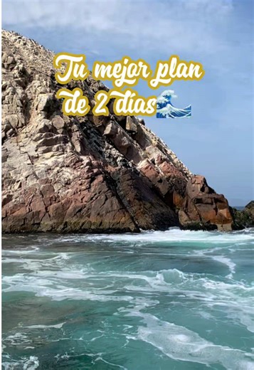 Un viaje donde en solo 2 días puedes vivir lo mejor de la costa y el desierto del Perú. 🌊🏜️ La aventura comienza navegando hacia Islas Ballestas, uno de los lugares más impresionantes del litoral peruano. Durante el recorrido podrás observar lobos marinos, aves guaneras y los famosos pingüinos de Humboldt, mientras el paisaje del océano Pacífico se abre frente a ti. 🐧🚤 Antes de regresar, el bote se detiene frente al enigmático El Candelabro de Paracas, un gigantesco geoglifo grabado en la ar