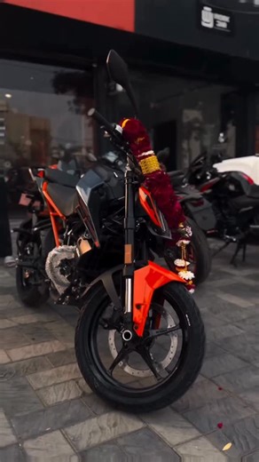 • 𝐀𝐑𝐔 𝐀𝐑𝐘𝐀 ⚜️ | My New Bike 🫶🏻❤️⚜️… . . .#Indore #duke200 #instagram #aaryannmodelofficial | Instagram